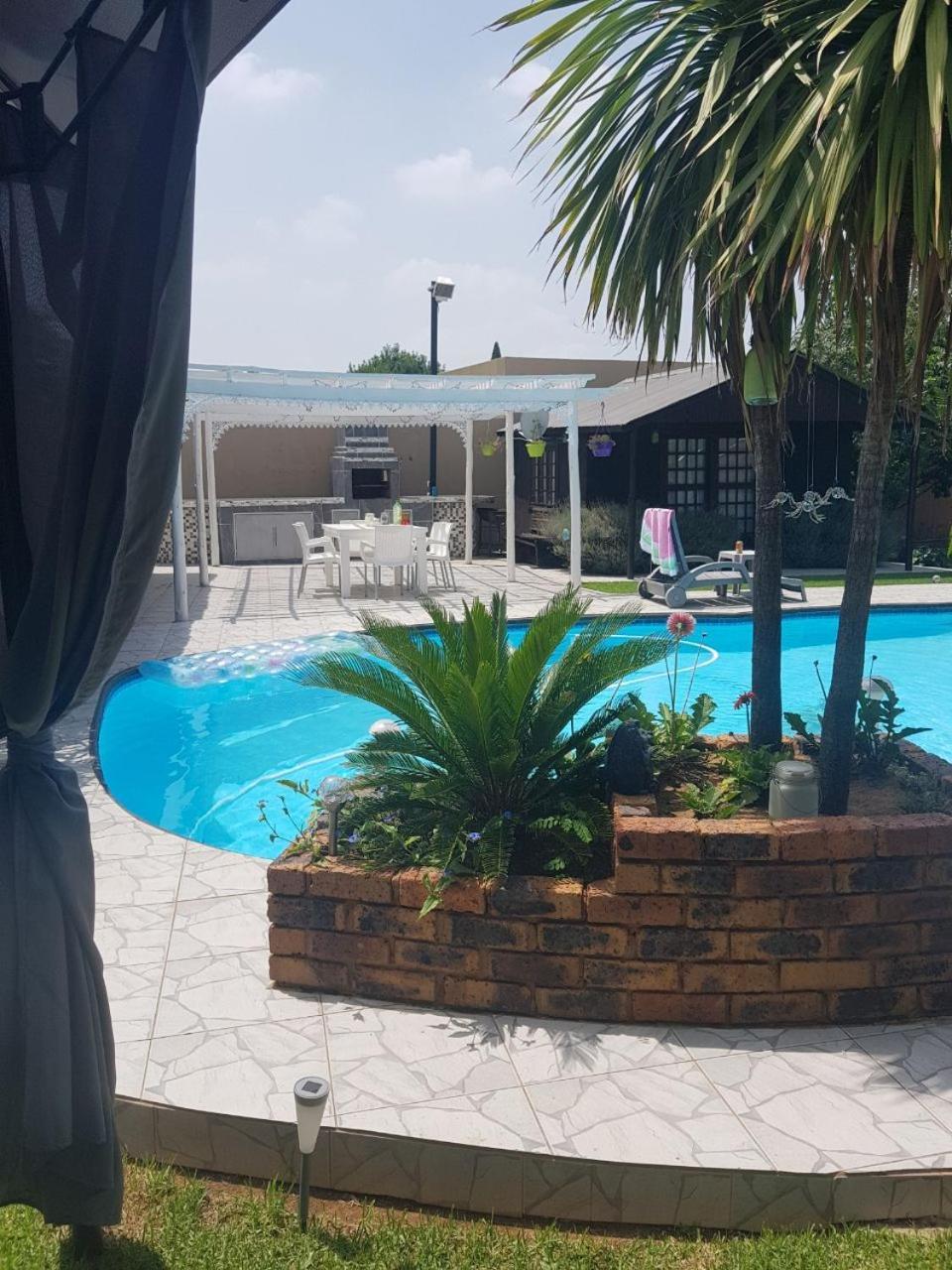 The Guesthouse Vanderbijlpark Exterior photo
